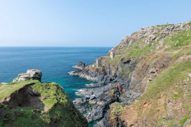 Cornwall 'daki Botallack madenindeki Crowns madenindeki motor evleri.