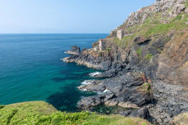 Cornwall 'daki Botallack madenindeki Crowns madenindeki motor evleri.