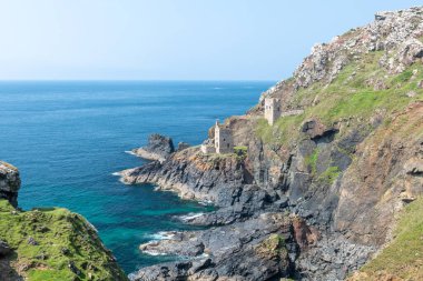 Cornwall 'daki Botallack madenindeki Crowns madenindeki motor evleri.