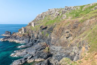 Cornwall 'daki Botallack madenindeki Crowns madenindeki motor evleri.