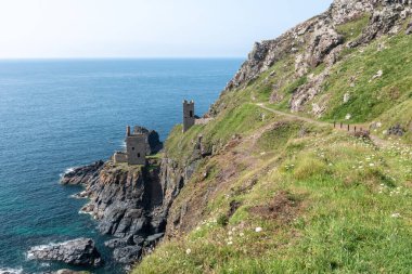 Cornwall 'daki Botallack madenindeki Crown Madenleri' ndeki motor evleri.