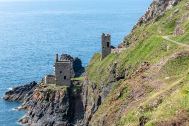 Cornwall 'daki Botallack madenindeki Crown Madenleri' ndeki motor evleri.