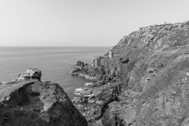 Cornwall 'daki Botallack madenindeki Crowns madenindeki motor evleri.