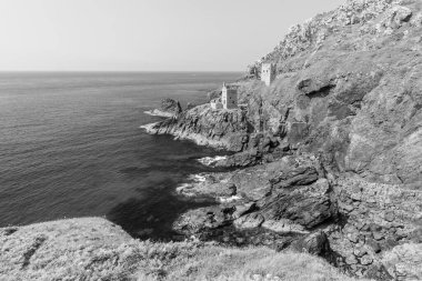 Cornwall 'daki Botallack madenindeki Crowns madenindeki motor evleri.
