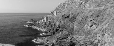 Cornwall 'daki Botallack madenindeki Crowns madenindeki motor evleri.