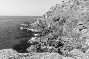 Cornwall 'daki Botallack madenindeki Crowns madenindeki motor evleri.