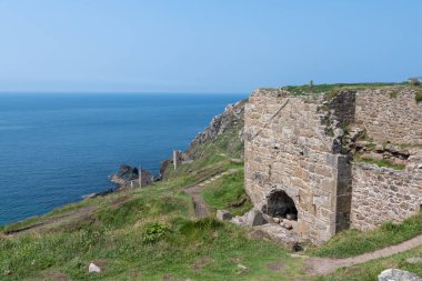 Cornwall 'daki Botallack madenindeki Crowns motor evleri.