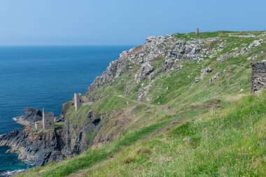 Cornwall 'daki Botallack madenindeki Crowns motor evleri.
