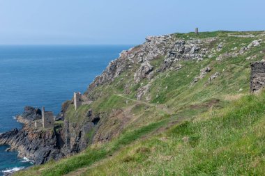 Cornwall 'daki Botallack madenindeki Crowns motor evleri.