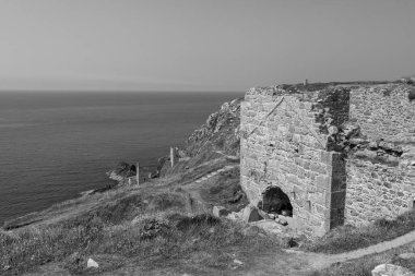 Cornwall 'daki Botallack madenindeki Crowns motor evleri.