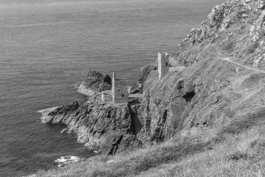 Cornwall 'daki Botallack madenindeki Crowns motor evleri.