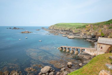 Cornwall 'daki Kertenkele Noktası' ndaki eski filika istasyonu.