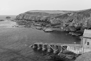 Cornwall 'daki Kertenkele Noktası' ndaki eski filika istasyonu.
