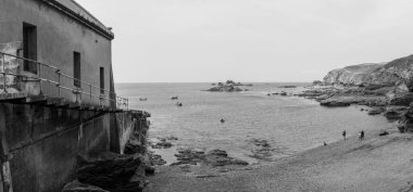 Cornwall 'daki Kertenkele Noktası' ndaki eski filika istasyonu.