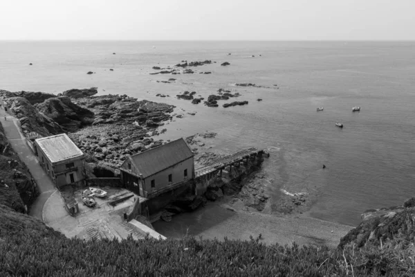 Cornwall 'daki Kertenkele Noktası' ndaki eski filika istasyonu.