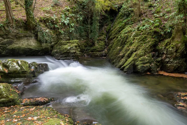 Lång Exponering Ett Vattenfall East Lyn Floden Vid Watersmeet Exmoor — Stockfoto