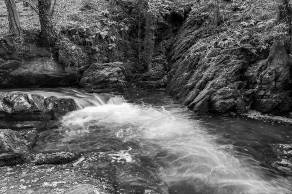 Lång Exponering Ett Vattenfall East Lyn Floden Vid Watersmeet Exmoor — Stockfoto