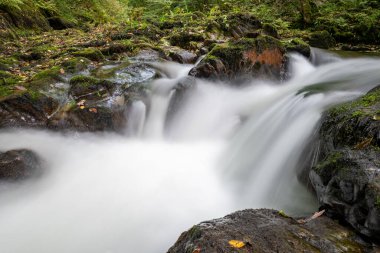 Doğu Lyn nehrinin üzerinde Exmoor Ulusal Parkı 'ndaki Watersmeet' te akan şelalenin uzun pozu