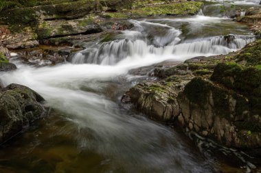 Doğu Lyn nehrinin üzerinde Exmoor Ulusal Parkı 'ndaki Watersmeet' te akan şelalenin uzun pozu