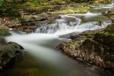 Doğu Lyn nehrinin üzerinde Exmoor Ulusal Parkı 'ndaki Watersmeet' te akan şelalenin uzun pozu