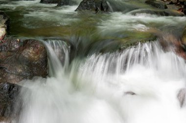 Doğu Lyn nehrinin üzerinde Exmoor Ulusal Parkı 'ndaki Watersmeet' te akan şelalenin uzun pozu