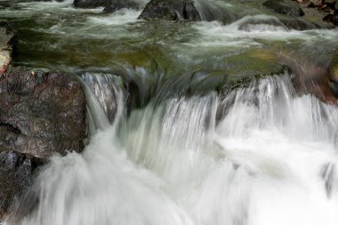 Doğu Lyn nehrinin üzerinde Exmoor Ulusal Parkı 'ndaki Watersmeet' te akan şelalenin uzun pozu