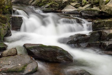 Doğu Lyn nehrinin üzerinde Exmoor Ulusal Parkı 'ndaki Watersmeet' te akan şelalenin uzun pozu