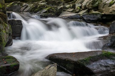 Doğu Lyn nehrinin üzerinde Exmoor Ulusal Parkı 'ndaki Watersmeet' te akan şelalenin uzun pozu