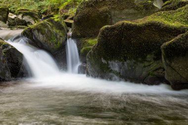 Doğu Lyn nehrinin üzerinde Exmoor Ulusal Parkı 'ndaki Watersmeet' te akan şelalenin uzun pozu