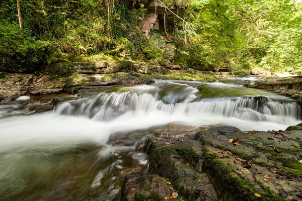 Lång Exponering Ett Vattenfall East Lyn Floden Rinner Genom Skogen — Stockfoto