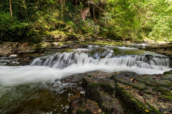 Lång Exponering Ett Vattenfall East Lyn Floden Rinner Genom Skogen — Stockfoto