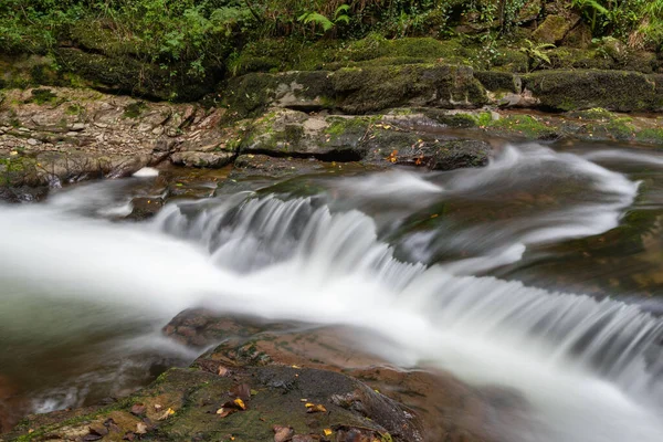 Dlouhé Vystavení Vodopádu Řece East Lyn Který Protéká Lesem Watersmeetingu — Stock fotografie
