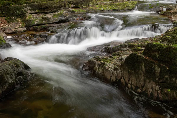 Lång Exponering Ett Vattenfall East Lyn Floden Rinner Genom Skogen — Stockfoto