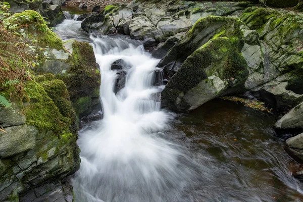 Lång Exponering Ett Vattenfall East Lyn Floden Rinner Genom Skogen — Stockfoto