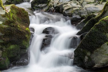 Doğu Lyn nehrinin üzerinde Exmoor Ulusal Parkı 'ndaki Watersmeet' te akan şelalenin uzun pozu