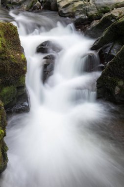 Doğu Lyn nehrinin üzerinde Exmoor Ulusal Parkı 'ndaki Watersmeet' te akan şelalenin uzun pozu