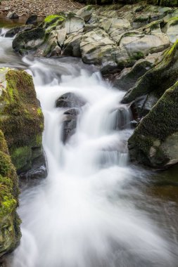 Doğu Lyn nehrinin üzerinde Exmoor Ulusal Parkı 'ndaki Watersmeet' te akan şelalenin uzun pozu