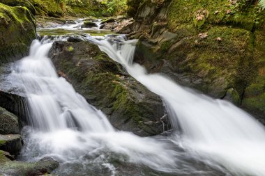 Doğu Lyn nehrinin üzerinde Exmoor Ulusal Parkı 'ndaki Watersmeet' te akan şelalenin uzun pozu