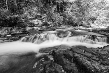 Doğu Lyn nehrinin üzerinde Exmoor Ulusal Parkı 'ndaki Watersmeet' te akan şelalenin uzun pozu