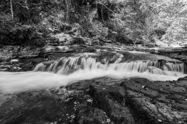 Doğu Lyn nehrinin üzerinde Exmoor Ulusal Parkı 'ndaki Watersmeet' te akan şelalenin uzun pozu