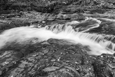 Doğu Lyn nehrinin üzerinde Exmoor Ulusal Parkı 'ndaki Watersmeet' te akan şelalenin uzun pozu