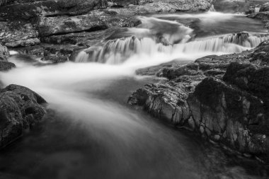 Doğu Lyn nehrinin üzerinde Exmoor Ulusal Parkı 'ndaki Watersmeet' te akan şelalenin uzun pozu