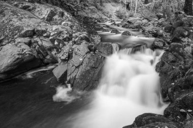 Doğu Lyn nehrinin üzerinde Exmoor Ulusal Parkı 'ndaki Watersmeet' te akan şelalenin uzun pozu
