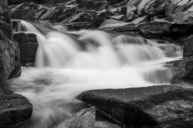 Doğu Lyn nehrinin üzerinde Exmoor Ulusal Parkı 'ndaki Watersmeet' te akan şelalenin uzun pozu