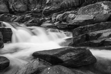 Doğu Lyn nehrinin üzerinde Exmoor Ulusal Parkı 'ndaki Watersmeet' te akan şelalenin uzun pozu