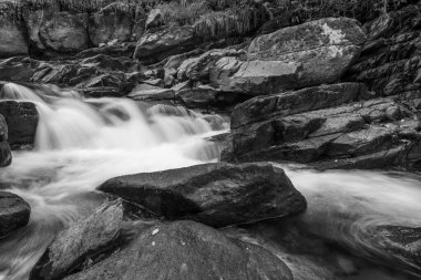 Doğu Lyn nehrinin üzerinde Exmoor Ulusal Parkı 'ndaki Watersmeet' te akan şelalenin uzun pozu