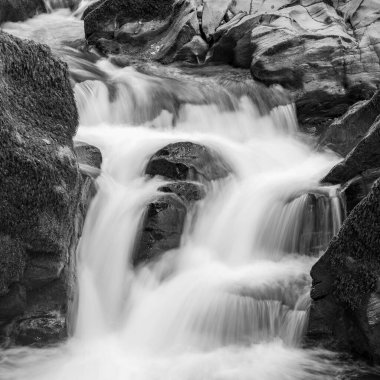 Doğu Lyn nehrinin üzerinde Exmoor Ulusal Parkı 'ndaki Watersmeet' te akan şelalenin uzun pozu
