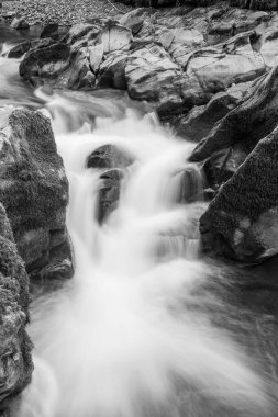 Doğu Lyn nehrinin üzerinde Exmoor Ulusal Parkı 'ndaki Watersmeet' te akan şelalenin uzun pozu