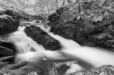 Doğu Lyn nehrinin üzerinde Exmoor Ulusal Parkı 'ndaki Watersmeet' te akan şelalenin uzun pozu