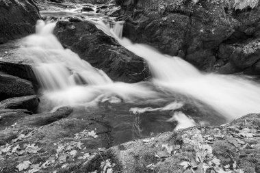 Doğu Lyn nehrinin üzerinde Exmoor Ulusal Parkı 'ndaki Watersmeet' te akan şelalenin uzun pozu